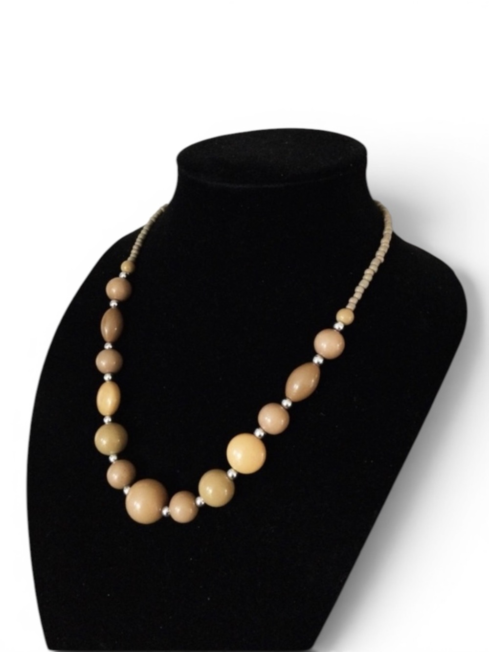Vintage 1970s Graduated Beige/Tan Lucite Beaded Necklace w/ Silver Spacers - Picture 7 of 12